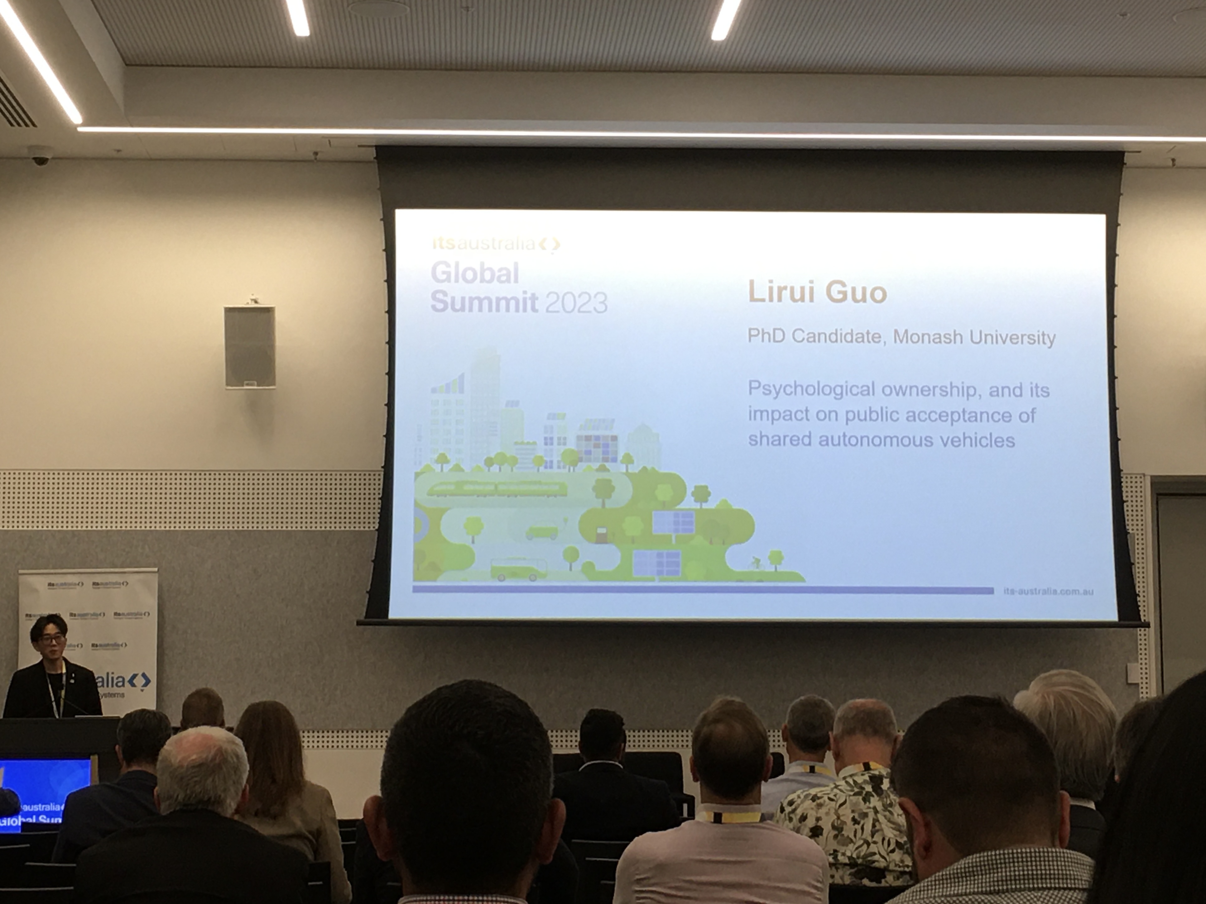 Lirui Guo presenting at the ITS Australia Global Summit 2023