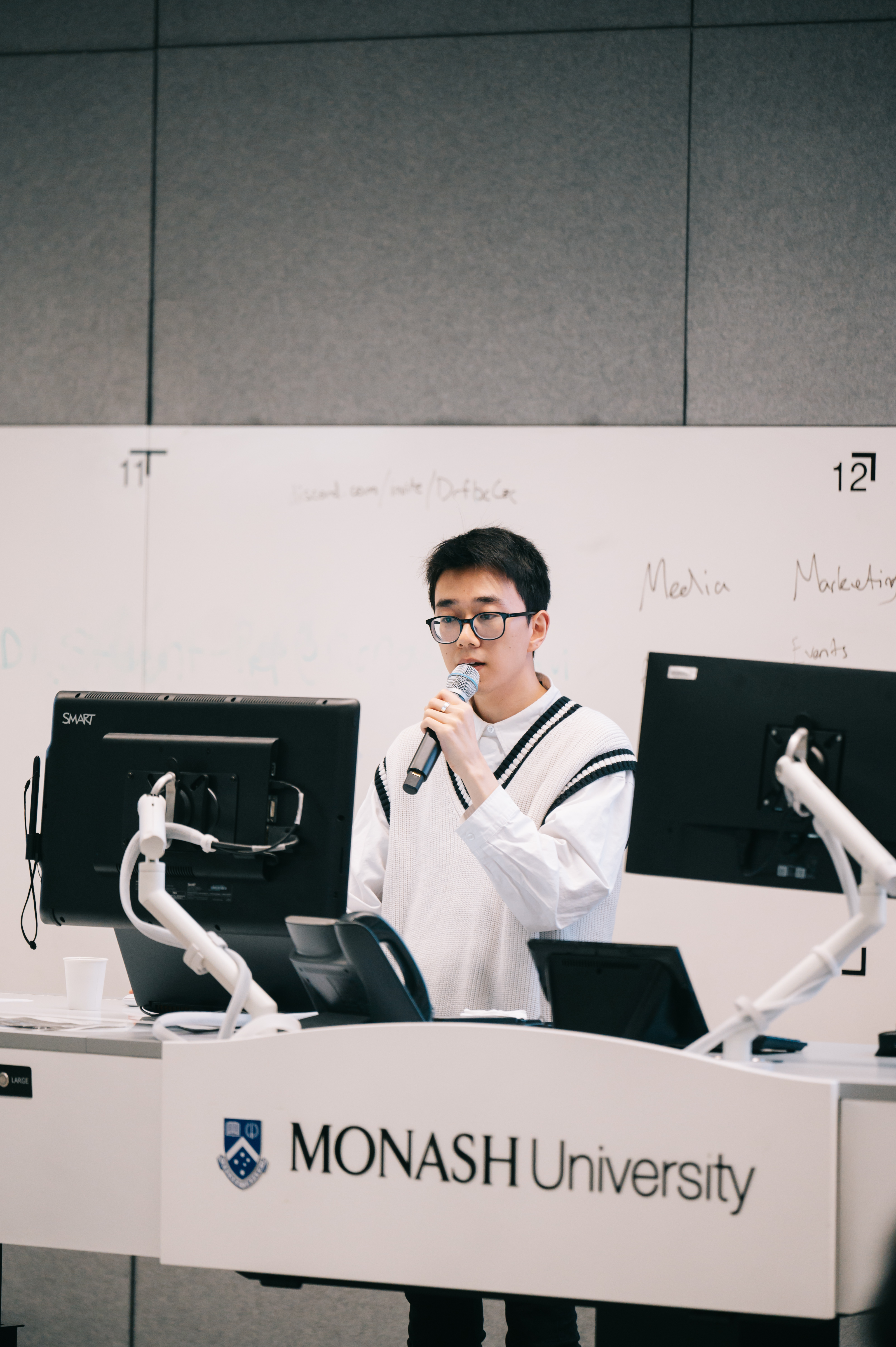 Lirui Guo speaking at the 2023 Monash Engineering Conference